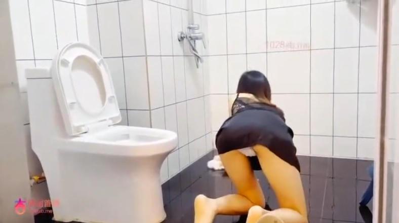 lam-tinh-voi-co-chi-o-chung-nha