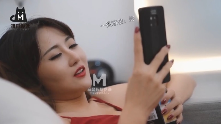 nu-tong-tai-thich-di-bar-de-tim-trai-la